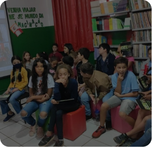 crianças em uma biblioteca