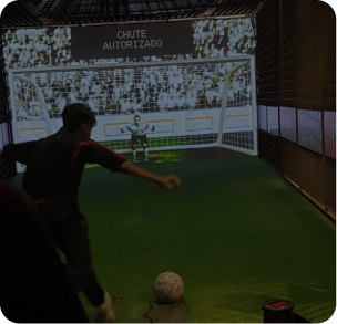 menino chutando bola de futebol