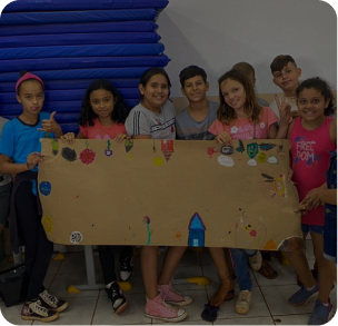 crianças segurando cartaz