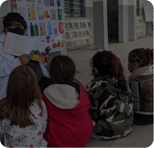 professor lendo livro